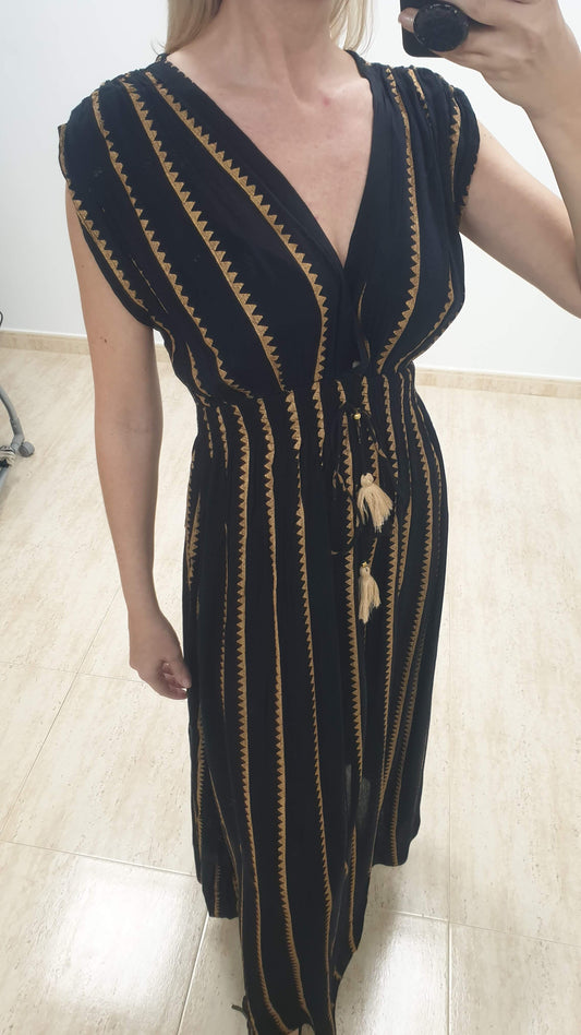 Vestido largo negro con print dorado, elástico por debajo del pecho y manga al hombro.Hecho a mano