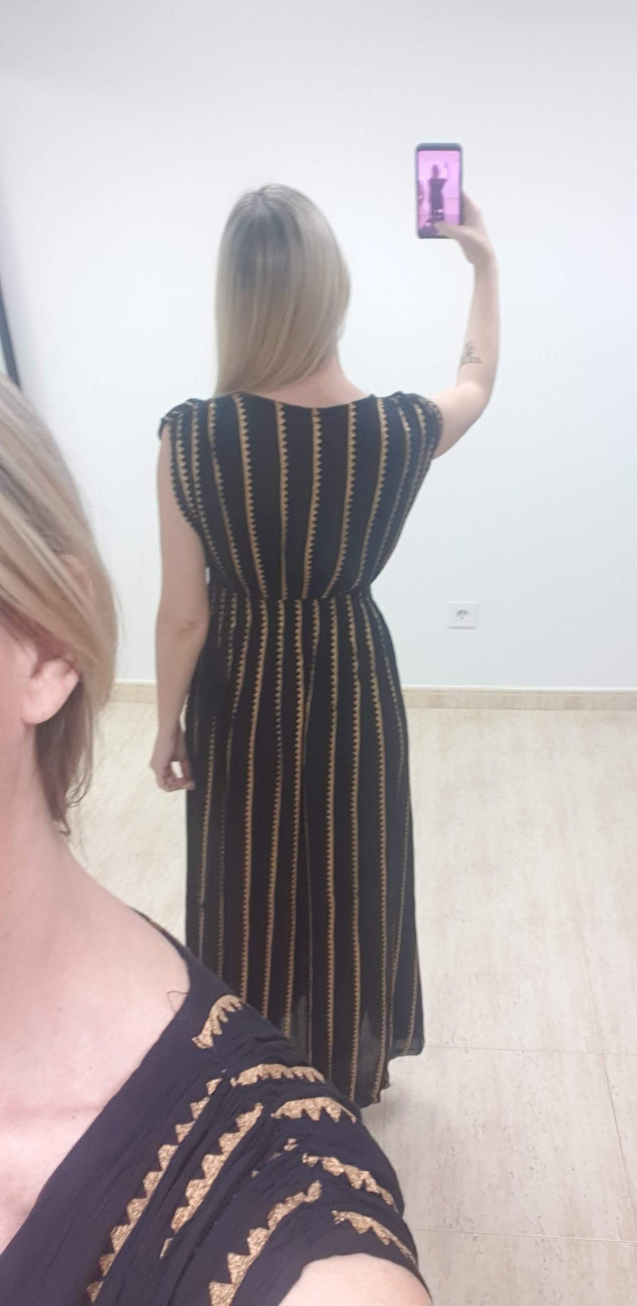 Vestido largo negro con print dorado, elástico por debajo del pecho y manga al hombro.Hecho a mano