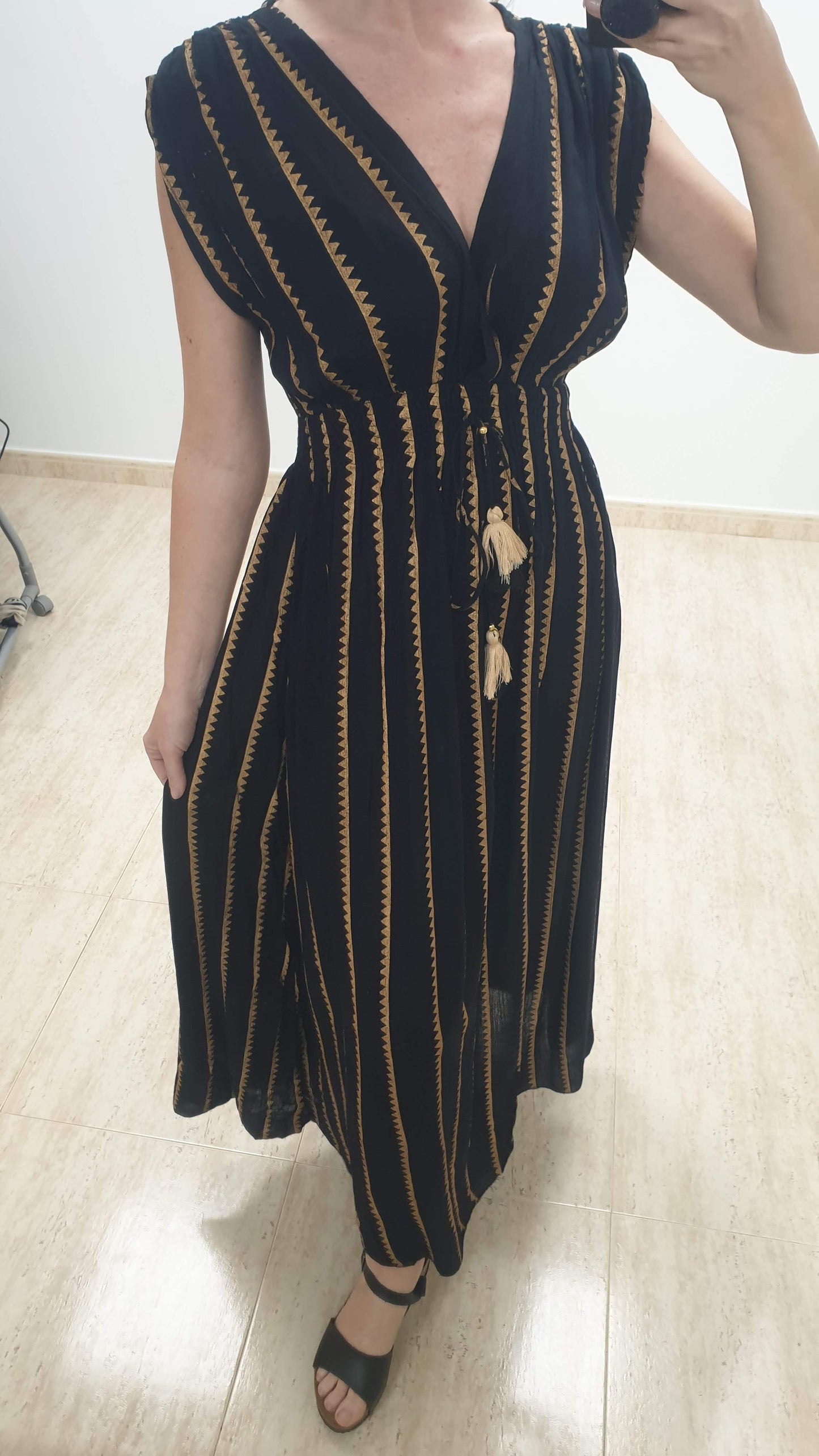 Vestido largo negro con print dorado, elástico por debajo del pecho y manga al hombro.Hecho a mano